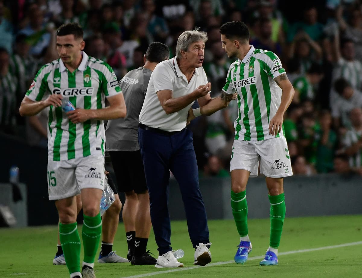 Manuel Pellegrini discutant avec Marc Bartra lors de la rencontre face à Gérone (Getty Images)