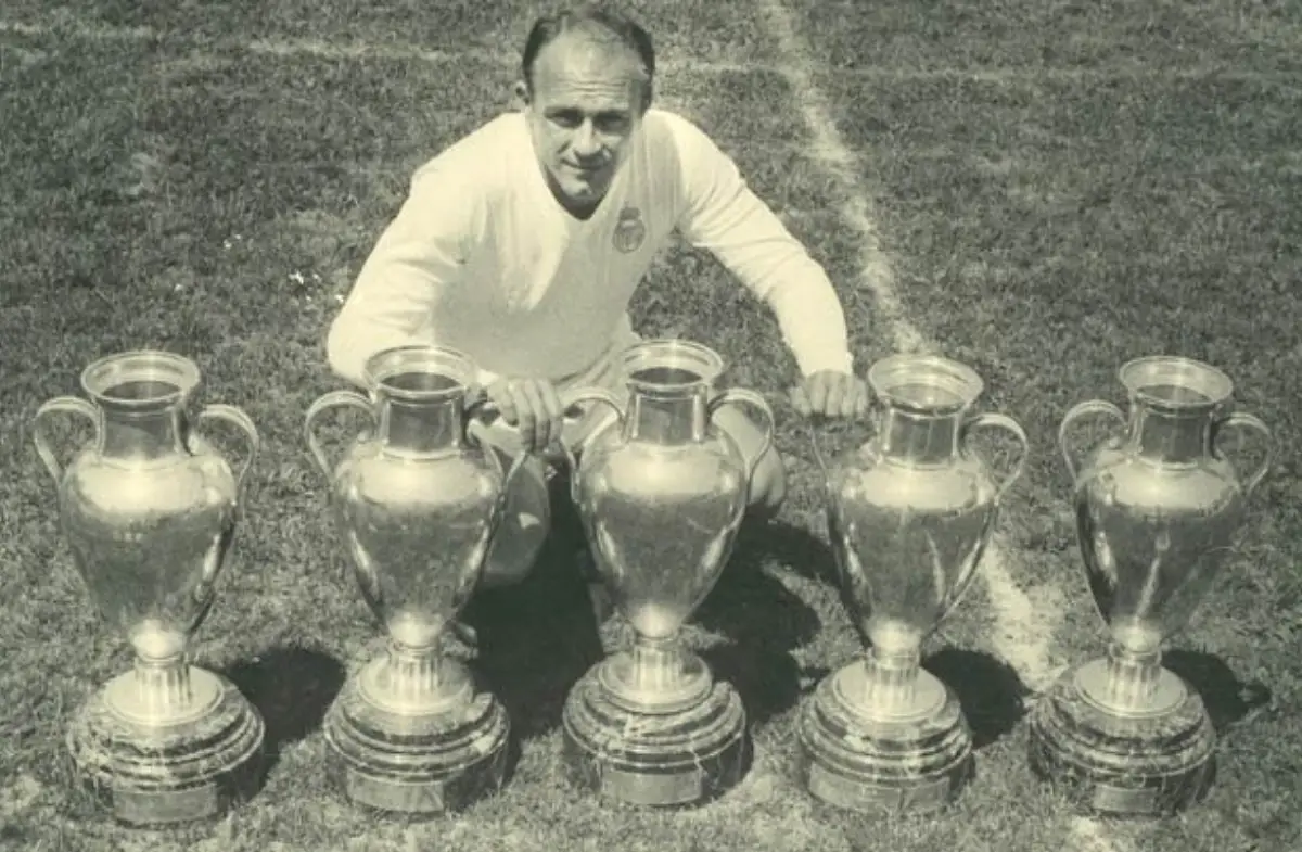Alfredo Di Stéfano avec les 5 premières Coupe d
