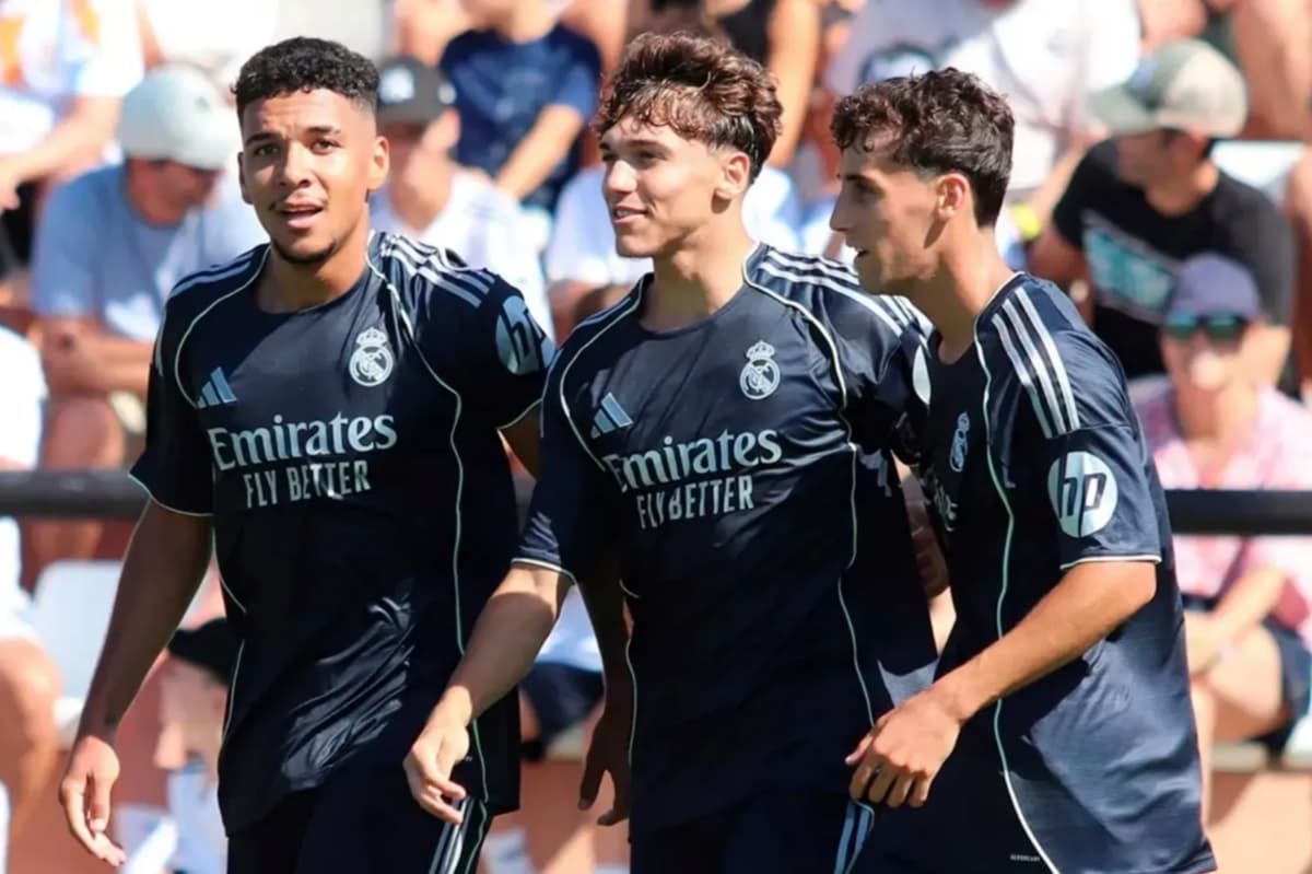 Thiago Pitarch, au centre de l'image, lors de ses débuts avec le Real Madrid Castilla samedi dernier. (REALMADRID.COM)