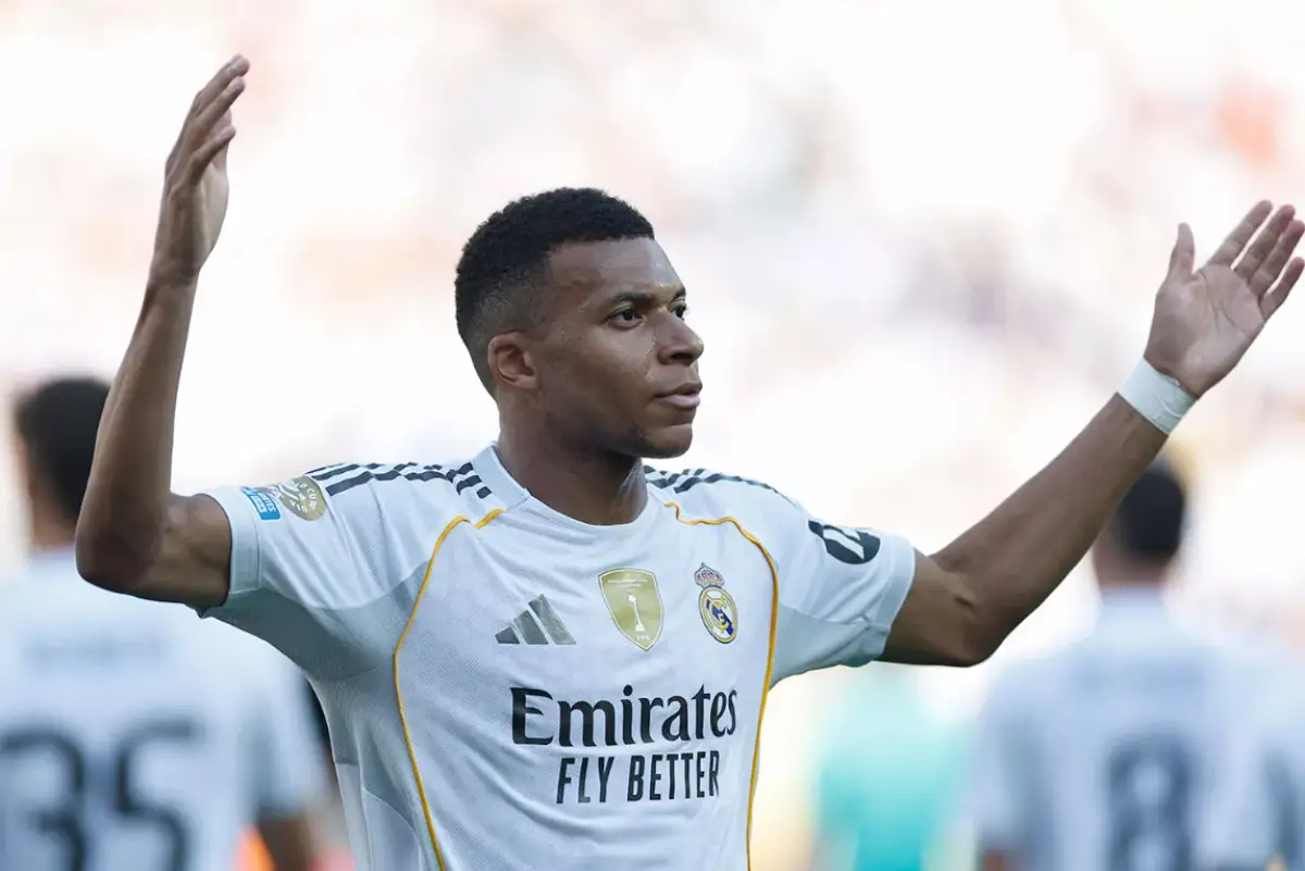 Mbappé avec le maillot 2025-26 du Real Madrid (realmadrid.com)