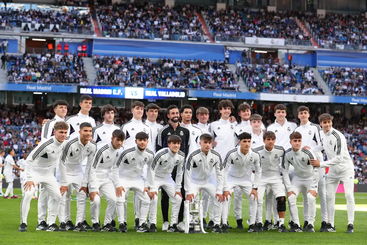 Real Madrid Arbeloa et ses jeunes madrilènes en avril 2023 (Photo by Gonzalo Arroyo Moreno/Getty Images).