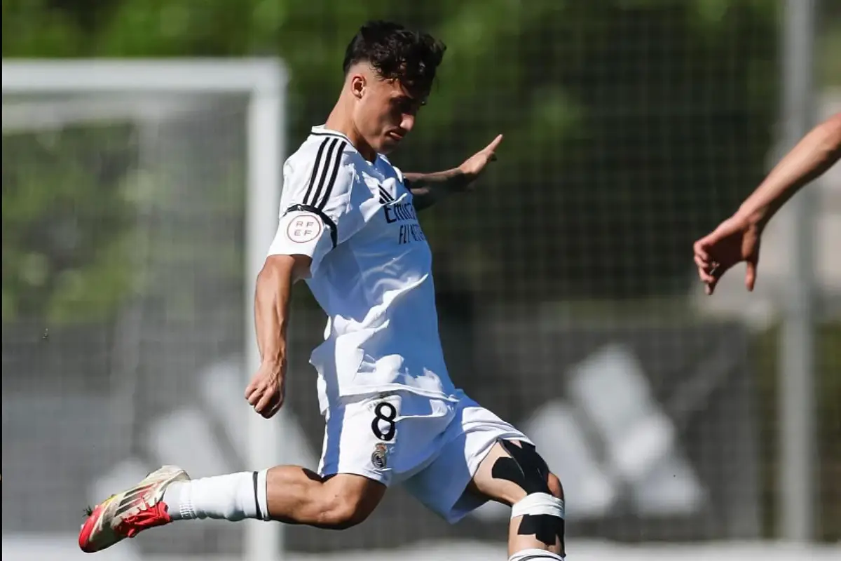 Roberto Martin avec l'équipe U19 du Real Madrid en avril (@robertomartin_10).